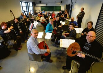 Helsingin Balalaikkaorkesteri  harjoittelee kerran viikossa Helsingin työväenopiston tiloissa.