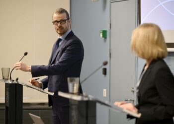 VM:n budjettipäällikkö Mika Niemelä ja ylijohtaja Terhi Järvikare kertoivat, miten valtio vähentäisi menojaan ja lisäisi tulojaan.