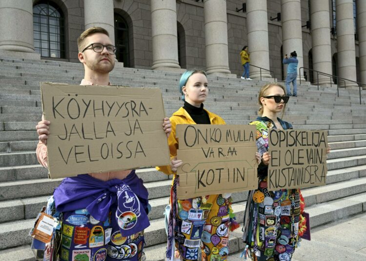 Nuorten usko hallituksen talousanalyysiin on heikompaa kuin vanhempien ikäluokkien. Kuvassa Suomen opiskelijakuntien liiton Samokin mielenosoittajia edukuntatalolla kiinnittämässä huomiota hallituksen päättämiin leikkauksiin.