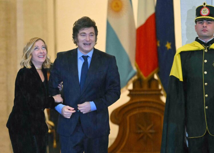 Italian pääministeri Giorgia Meloni (vas.) myönsi Argentiinan presidentti Javier Mileille Italian kansalaisuuden.