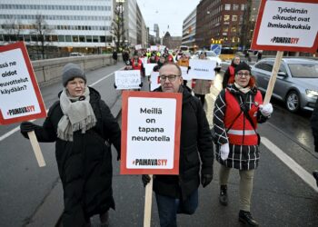 SAK:n väki marssi Hakaniemestä Pitkääsiltaa ja Senaatintorille aamukahville. Kuvassa ovat AK:n hallituksen varapuheenjohtaja Katja Syvärinen (vas), SAK:n puheenjohtaja Jarkko Eloranta ja Palvelualojen ammattiliitto PAMin puheenjohtaja Annika Rönni-Sällinen.