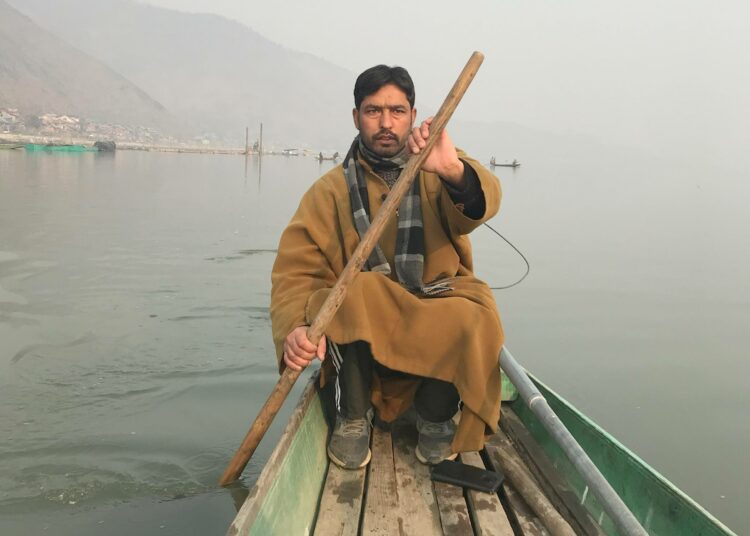 Kashmirin Wularjärvellä kalastaja Nisar Ahmad kertoo, että vedenpinnan jyrkkä aleneminen on vienyt kalastajilta heidän pääasiallisen elinkeinonsa.