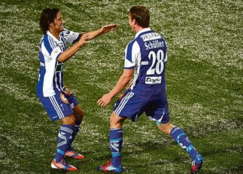 HJK:n Sebastian Mannström onnitteli 1–1-tasoituksen tehnyttä Rasmus Schulleriä jalkapallon Veikkausliigan ottelussa HJK – FC Inter 23. syyskuuta.