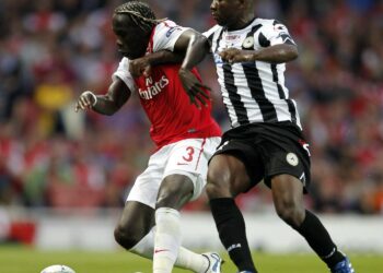 Arsenal otti nihkeän 1–0 -voiton italialaisesta Udinesesta tiistaina.Vas. Arsenalin Bacary Sagna ja oik. Udinesen Pablo Armero.