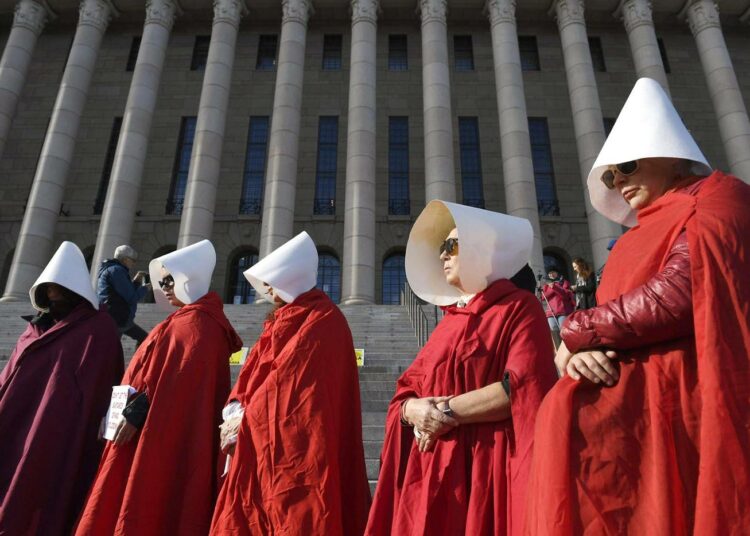 Margaret Atwoodin Orjattaresi-teoksen pohjalta tehdyn televisiosarjan mukaan pukeutuneita naisia Naisasialiitto Unionin #Vaaravyöhyke-mielenosoituksessa eduskuntatalon edessä 28. syyskuuta. He protestoivat eduskunnan tukea Timo Soinille.