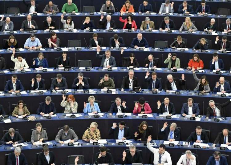 Europarlamentaarikkoja täysistunnossa Strasbourgissa tiistaina 14. maaliskuuta.