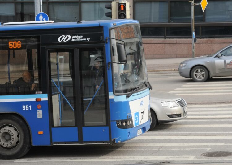 Bussikuskit joutuvat pidättelemään.