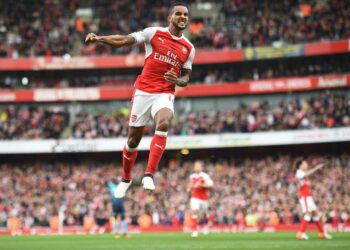 Arsenalin Theo Walcott juhlii maalia Swansean verkkoon viime lauantaina. Vakion SM-kisan voittajat pääsevät Arsenalin kotiotteluun Emirates-stadionille.