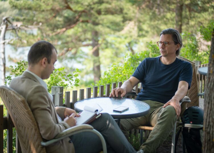 Tietojenkäsittelytieteen professori Teemu Roos (oik.) KU:n toimittajan Toivo Haimin haastattelussa.