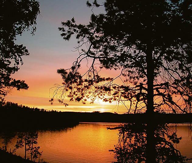 Kesäisiä auringonlaskuja on katseltu ja katsellaan vielä monta kertaa.