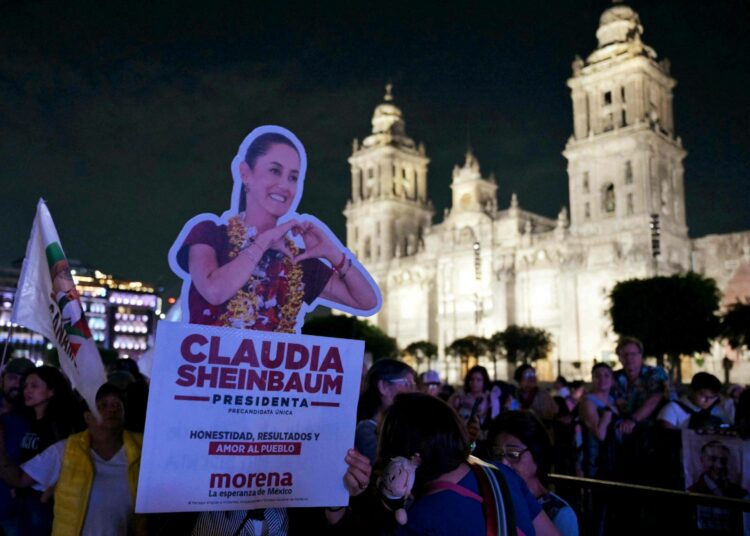 Claudia Sheinbaumin kannattajia Mexico Cityssä vaalipäivänä.