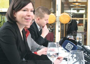 Anni Sinnemäki ilmoittautui Vihreiden puheenjohtajakisaan politiikan toimittajien lounaalla Helsingissä.