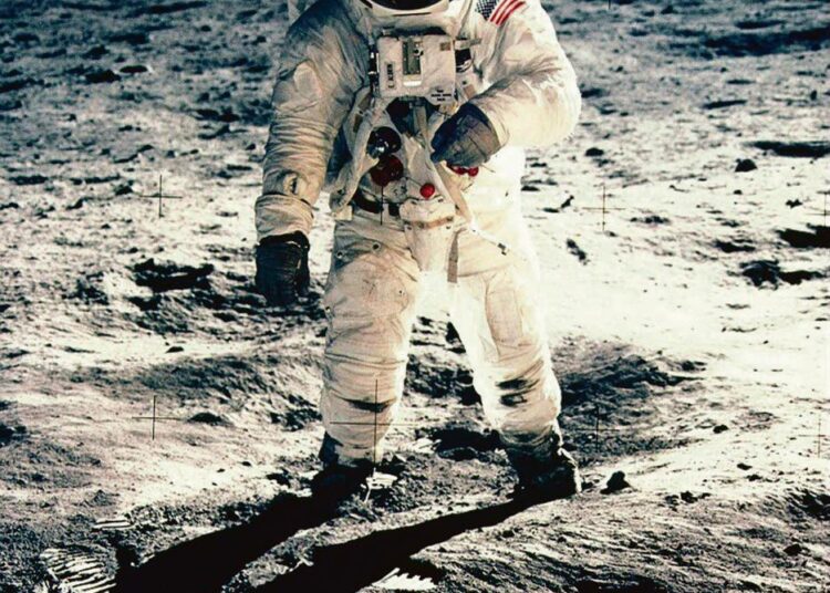 Astronautti Edwin F. ?Buzz? Aldrin Kuun pinnalla 40 vuotta sitten. Muut Kuun valtaajat olivat Neil Armstrong ja  Michael Collins.