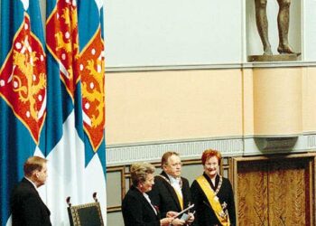 Presidentti Martti Ahtisaari (toinen oikealta) aiheutti kahden lautasen ongelman vuoden 1994 lausumallaan. Kuva on presidentti Tarja Halosen (oikealla) virkaanastujaisista vuodelta 2000.