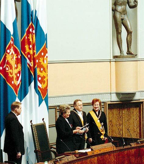 Presidentti Martti Ahtisaari (toinen oikealta) aiheutti kahden lautasen ongelman vuoden 1994 lausumallaan. Kuva on presidentti Tarja Halosen (oikealla) virkaanastujaisista vuodelta 2000.