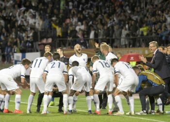 Teemu Pukki (kuvassa keskellä) johdattaa Huuhkajat EM-kisoihin syksyllä.