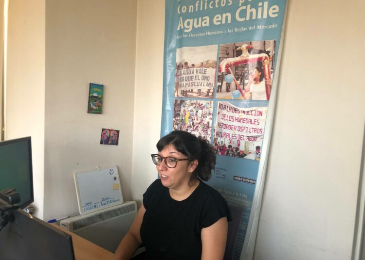 Sosiologi Evelyn Vicioso johtamansa, pienviljelijöiden vesioikeuksia puolustavan kansalaisjärjestön toimistossa Santiagossa.