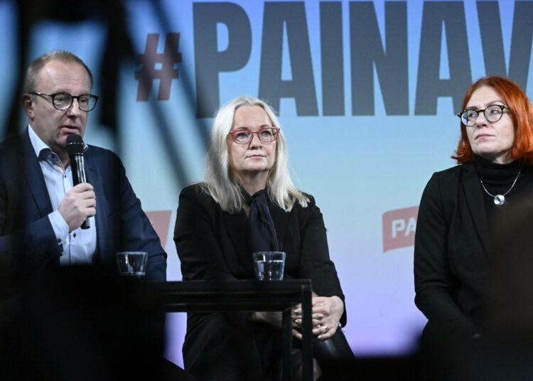 SAK:n puheenjohtaja Jarkko Eloranta (vas.), JHL:n puheenjohtaja Päivi Niemi-Laine ja Palvelualojen ammattiliitto PAMin puheenjohtaja Annika Rönni-Sällinen (oik.) Helsingissä 31. lokakuuta 2023.