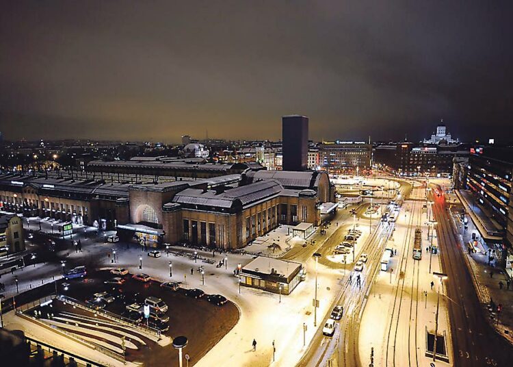 Helsingin rautatieasemalla tehdään hämärähommia. Kuva otettu Earth Hour -tapahtuman aikaan lauantaina.