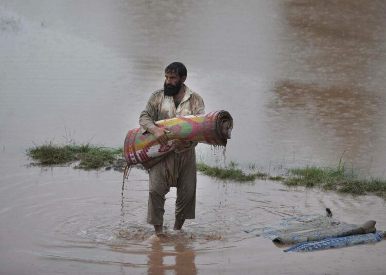 Tulva aiheuttaa Pakistanissa pahempaa tuhoa kuin joulun 2004 tsunami.