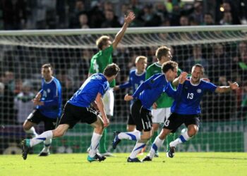 Viron jalkapallomaajoukkue juhlimassa voittomaalia lokakuisessa karsintaottelussa Pohjois-Irlantia vastaan.