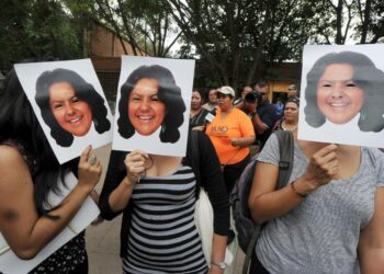 Kansalaisaktivistit kantoivat murhatun Berta Cáceresin kuvia mielenosoituksessa La Esperanzassa torstaina.