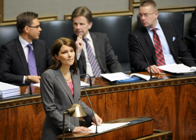 Pääministeri Mari Kiviniemen (kesk.) syytti puheessaan koko oppositiota epäisänmaalliseksi.