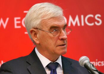 ”Nyt avautuu hieno tilaisuus sosialisteille ja ammattiyhdistysväelle Britanniassa toimia solidaarisesti ukrainalaisten tovereidemme kampanjassa uuden Ukrainan luomiseksi”, kirjoittaa englantilainen Labour-veteraani John McDonnell.