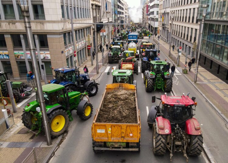 Traktorit tukkivat Brysselin katuja viljelijöiden osoittaessa mieltään maaliskuussa. Laitaoikeisto yhtyi viljelijöiden vaatimuksiin ympäristösäännösten höllentämisestä.