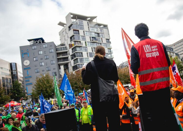 Europarlamentaarikon työ ei ole vain kokoustamista. Viime tiistaina Li Andersson (selin keskellä) puhui Brysselissä eurooppalaisten ammattiliittojen mielenosoituksessa, jossa muun muassa vaadittiin, että kilpajuoksu palkkojen pienentämiseksi tulee lopettaa ja julkiset hankinnat tehdä vain työehtosopimuksiin sitoutuvilta yrityksiltä.