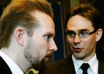 Filosofi Pekka Himanen ja silloin valtiovarainministerinä toiminut Jyrki Katainen Kukoistuksen käsikirjoituksen julkistamistilaisuudessa 10. maaliskuuta 2010.