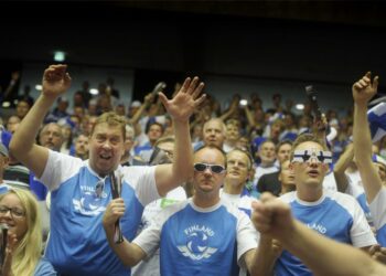 Suomen kannattajia lentopallon EM-kisojen pelissä Suomi – Hollanti Herningissä Tanskassa.