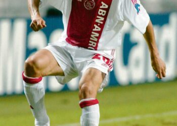 Jari Litmanen oli parhaimmillaan pelatessaan Amsterdamin Ajaxissa. Kuvassa Litmanen antamassa 2–0-maaliin johtanutta syöttöä Mestareiden liigan ottelussa Ajax – Olympique Lyonais vuonna 2002.