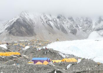 Mount Everestin perusleiri toukokuun toisella viikolla. Viime vuosina vuorikiipeilijöiden määrä on paisunut, ja etenkin kevätkaudella perusleiri näyttää kansainvälisen kiipeilijäyhteisön siirtokunnalta.