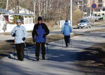 Lain perusteluissa arkiliikunta sisällytetään liikunnan käsitteeseen. Kuvassa sauvakävelijöitä Helsingin Laajasalossa.