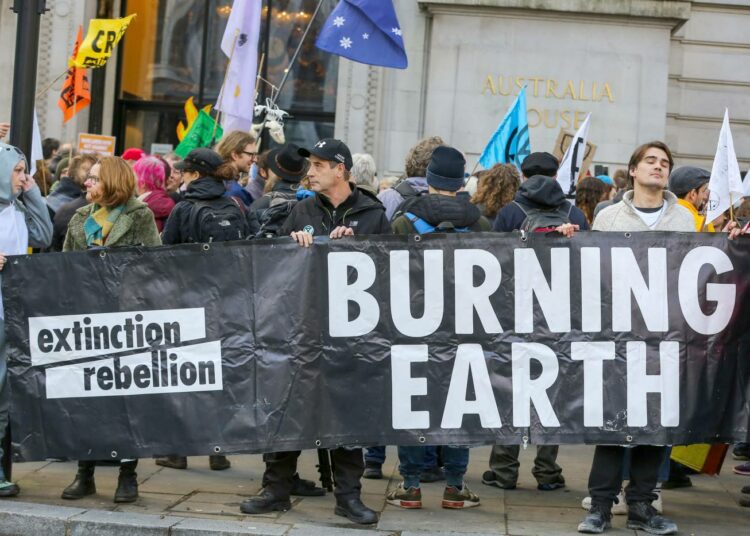 Extinction Rebellion -liike järjesti viime viikon perjantaina mielenosoituksen Australian suurlähetystön luona Lontoossa.