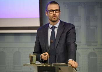 Budjettipäällikkö Mika Niemelä esitteli äläkän nostattaneen valtiovarainministeriön meno-, rakenne- ja verokartoituksen.