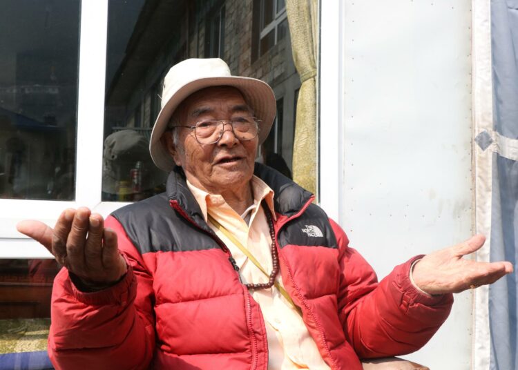 Kancha Sherpa kotonaan Nepalin Namchessa. Hän on ensimmäisen Mount Everestille kivunneen retkikunnan viimeinen hengissä oleva jäsen. Ikää hänellä on 93 vuotta.