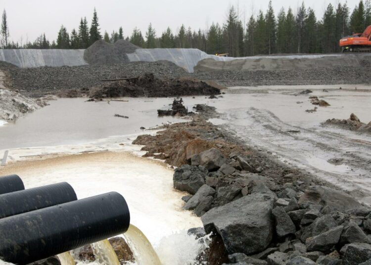 Kipsisakka-altaasta vuotava vesi kerätään maapohjaisiin varoaltaisiin. Kuva on maanantailta.