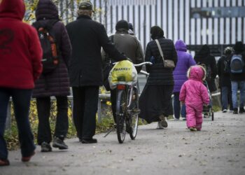 Ihmiset jonottavat elintarvikkeita Myllypuron ruokajonossa.