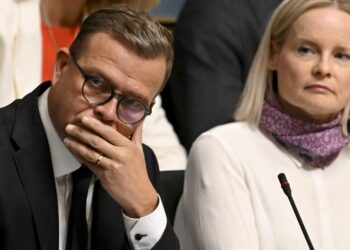 Pääministeri Petteri Orpo (kok.) ja valtiovarainministeri Riikka Purra (ps.) seurasivat ministeriaitosta keskustelua hallituksen yhdenvertaisuustiedonannosta.