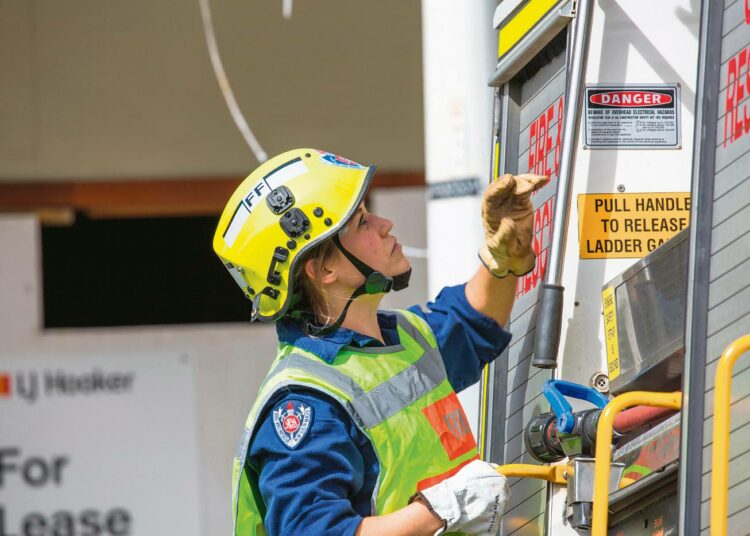 TEM haki hyviä käytäntöjä työvoimapalveluihin Australiasta, jossa ns. aktiivimallissa on kovemmat ehdot kuin Suomessa. Australialainen pelastustyöntekijä työssään.