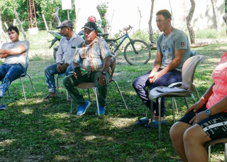 Celina Menjívar (oik) osallistuu San Bartolon kyläkokoukseen. Hänen mielestään El Salvadorin valtion tulisi korvata paikallisille perheille satomenetykset, jotka aiheutuivat Lempajoen patoaltaan juoksutuksia seuranneista tulvista.