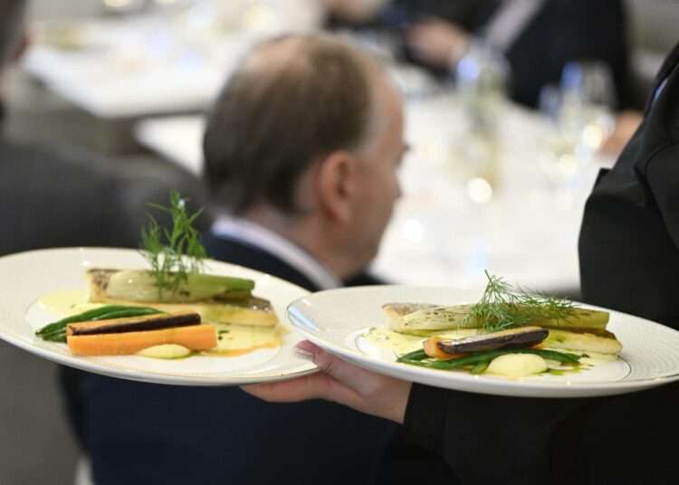 Lakon piiriin kuuluvat Teollisuusliiton ilmoittamissa lakkokohteissa työskentelevät matkailu- ja ravintola-alan työntekijät ja esihenkilöt sekä kiinteistöpalvelualan työntekijät.