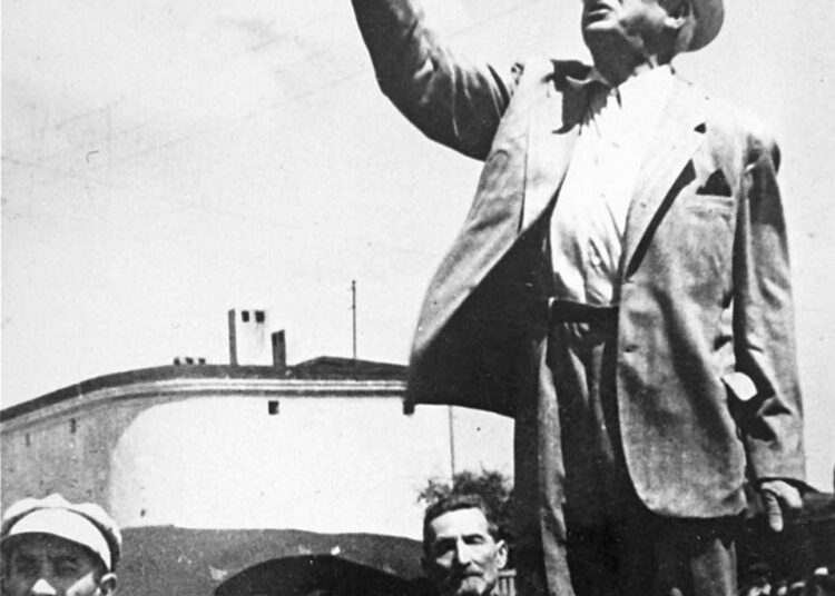 Puolan juutalainen Chaim Rumkowski (kuvassa seisomassa) oli Lodzin gheton päällikkönä ja toimitti natseille työvoimaa elintarvikkeita vastaan.