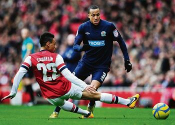 Arsenal tulee Helsinkiin. Kuvassa joukkueen Francis Coquelin (vas.)tavoittelee palloa ottelussa Blackburn Roversia vastaan.