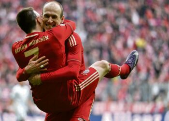 Arjen Robben järjesteli Bayern Münchenin lähes varmaan jatkoon Mestereiden liigassa. Kotimaassa tähdistä koottu joukkue ei ole ollut yhtä suvereeni. Ranskalaisen sylissä joukketoveri ja maanmies Franck Ribery.