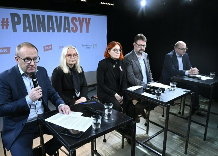 SAK:n puheenjohtaja Jarkko Eloranta (vas.), JHL:n puheenjohtaja Päivi Niemi-Laine, PAMin Annika Rönni-Sällinen, Rakennusliiton Kimmo Palonen ja Teollisuusliiton Riku Aalto (oik.) kertoivat ammattijärjestöjensuunnittelemista toimista Helsingissä viime viikolla.