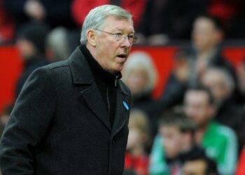 Sir Alex Ferguson seuraa joukkueensa Manchester Unitedin epäonnista ottelua Blackburnia vastaan joulukuun viimeisenä päivänä 2011.
