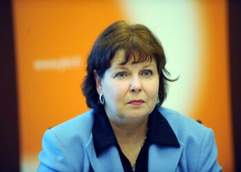 HUS vähentää henkilöstöään suunnittelemattomasti ja kyseenalaisin menettelyin, moittii JHL:n Teija Asara-Laaksonen.